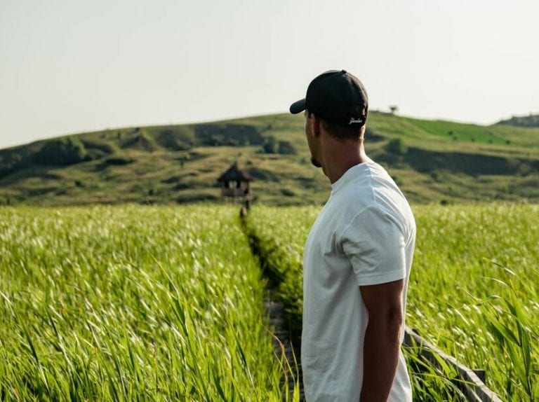homem em frente a lavoura