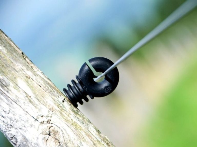 Isolador para cerca elétrica rural em destaque