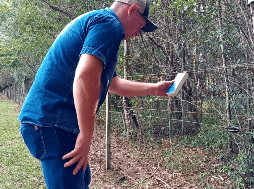 pessoa fazendo uso de voltímetro na cerca elétrica