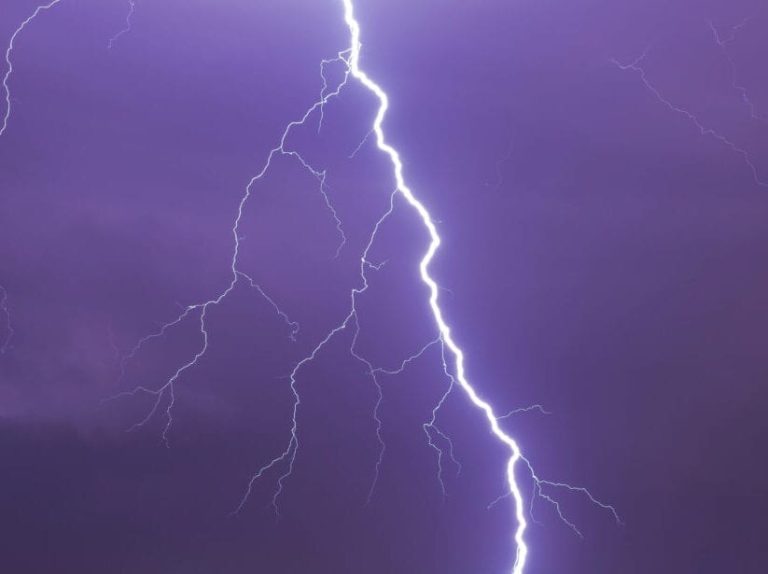 Descarga elétrica em céu escuro